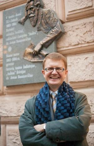    Dr. V. Šeferis prie J. Basanavičiaus bareljefo Prahoje 2013-12-10. 
